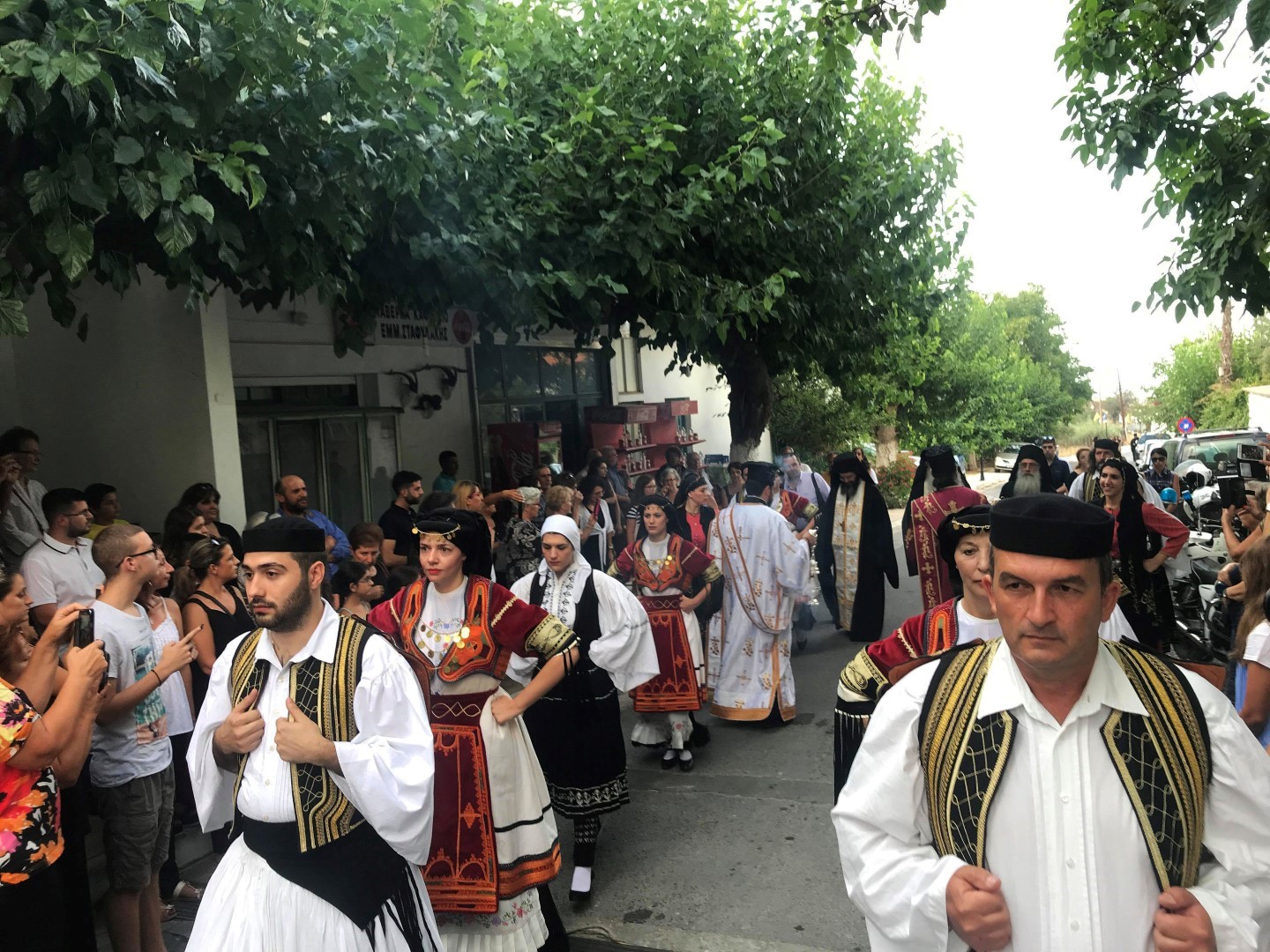 Το χορευτικό του Αγίου Αχιλλίου σε εκδηλώσεις  στην Κρήτη